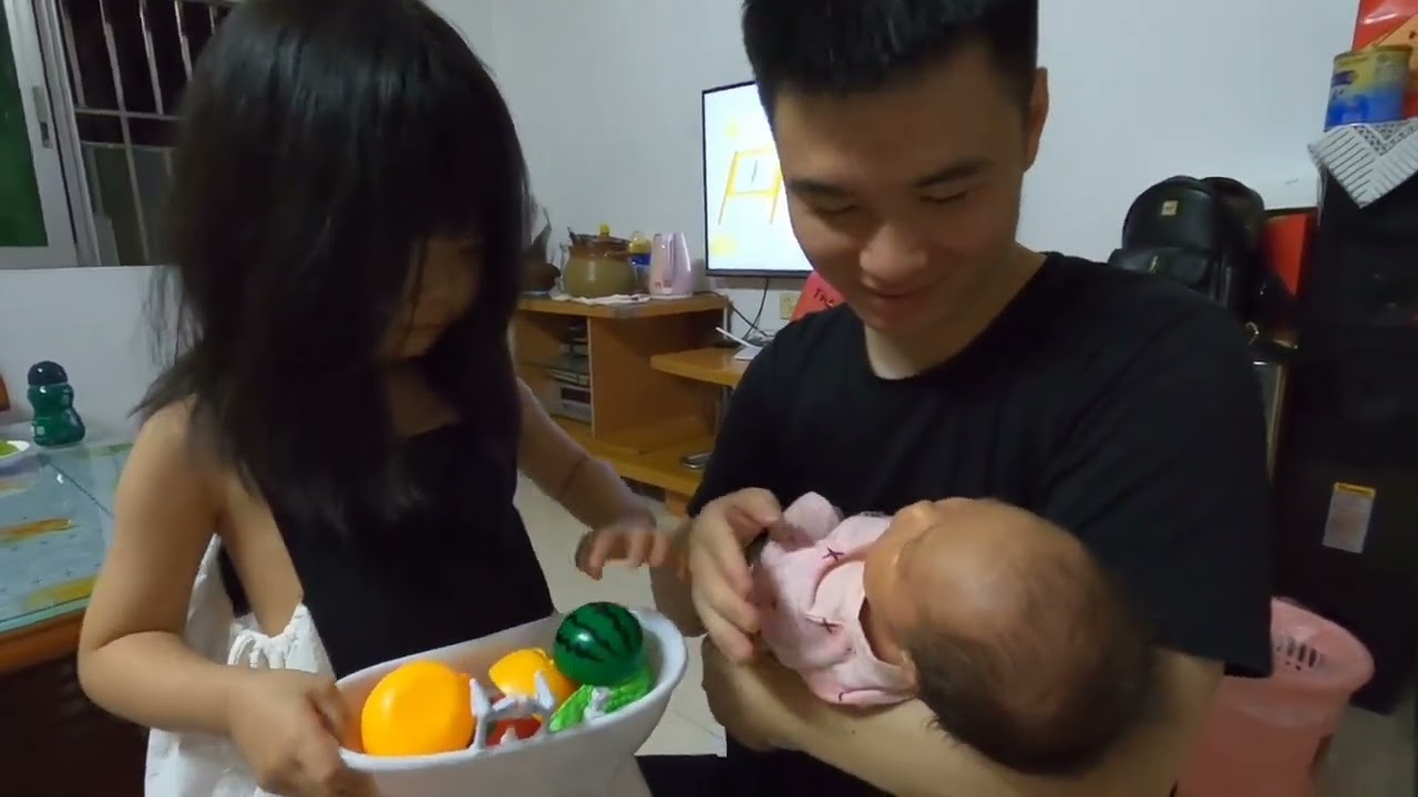 汐汐去看刚出生的妹妹，懂事的她却不听爸爸的话，回家就跟媳妇说