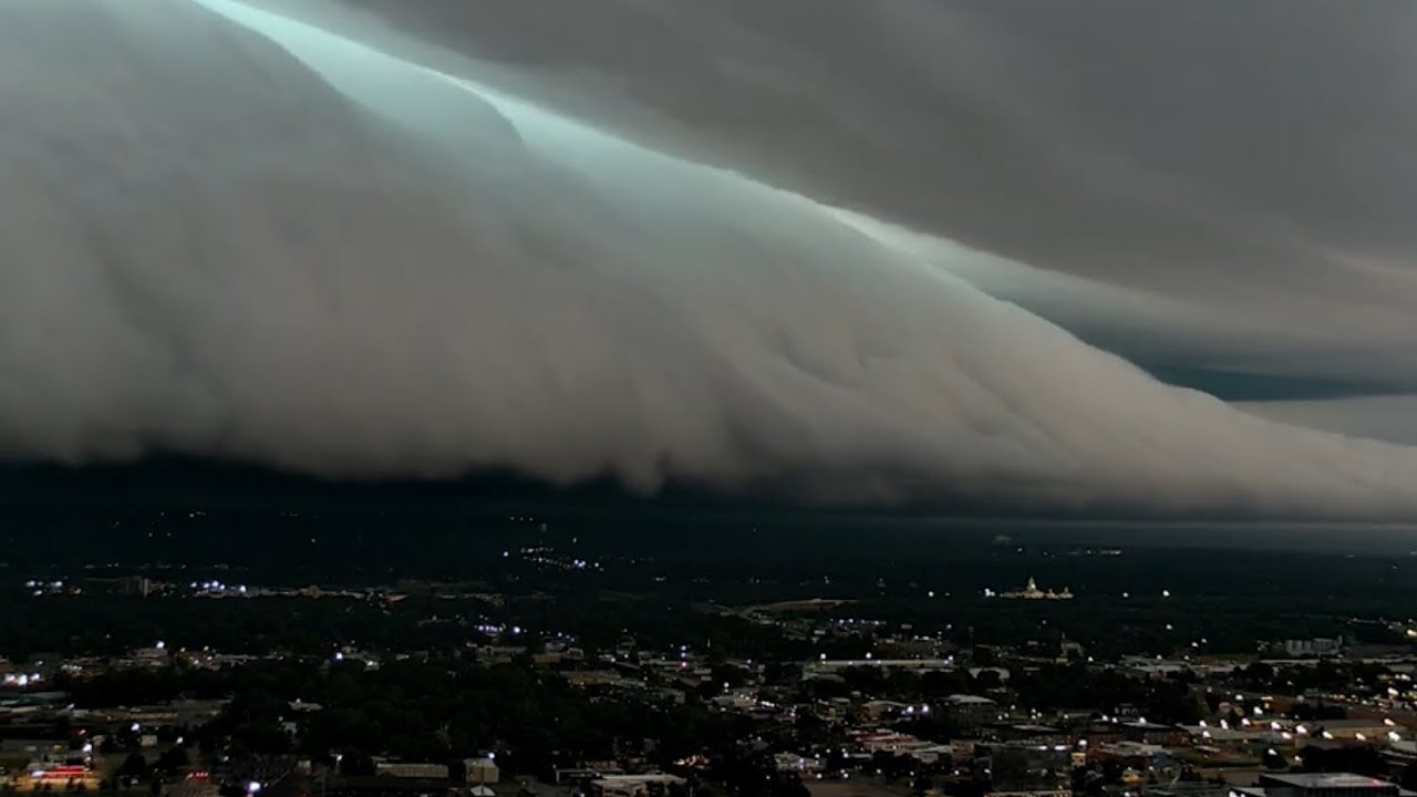 Insane shelf cloud over Little Rock (AR) | 05/18/25