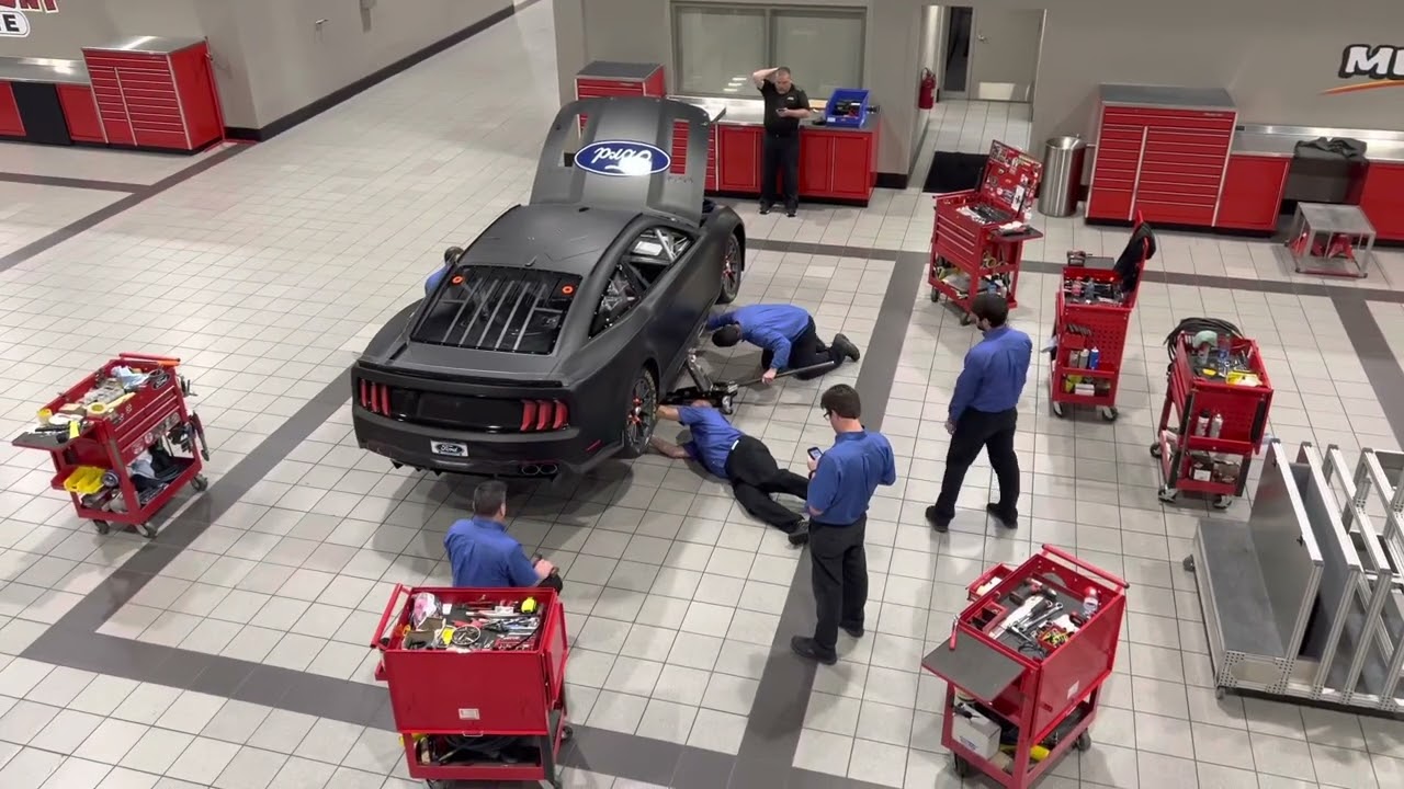 Экскурсия по гоночной мастерской команды NASCAR Penske с Джои Логано, Райаном Блейни и Остином Си...