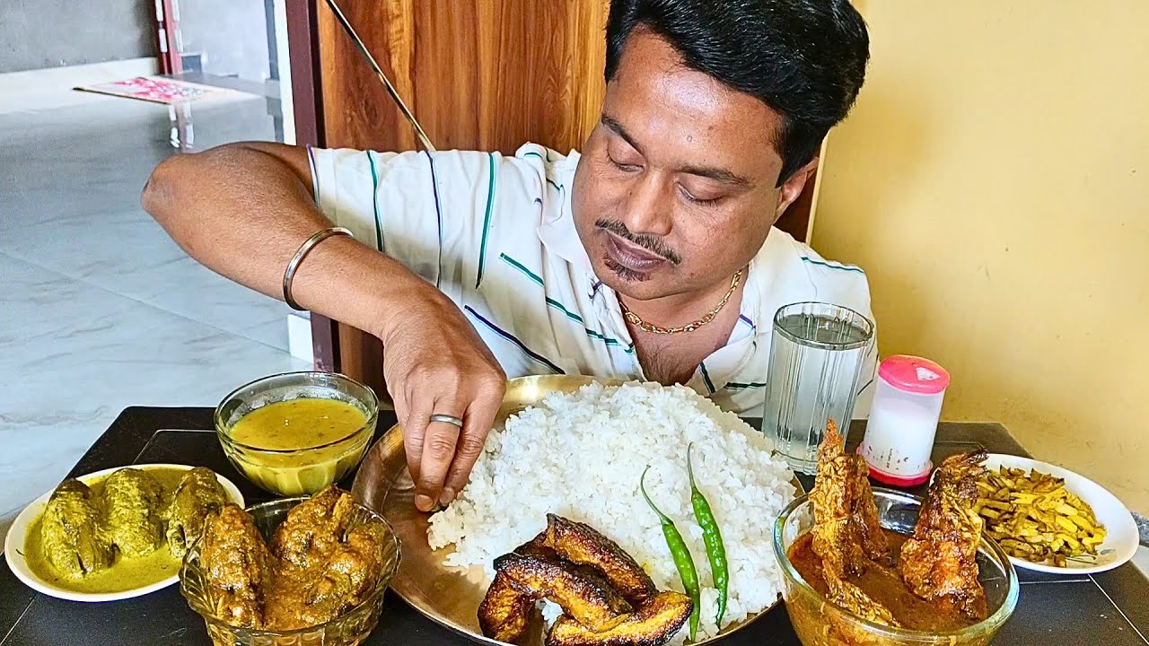 Boal Macher Tel Jhal🐟, Tel Potol🤤, Potol Narkel Dudh Malai Curry🥥, Kumro Bhaja😋, Alu Bhaja🥔, Mix Dal