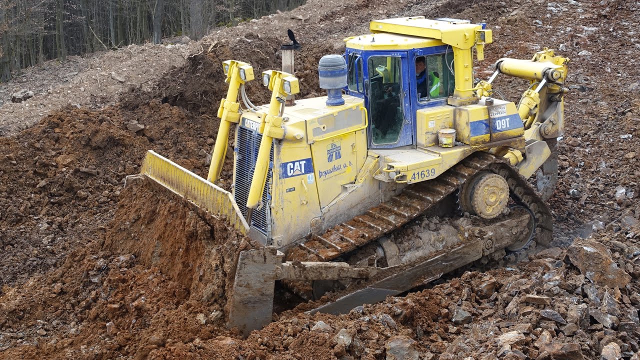 Caterpillar D9T - pushing mud