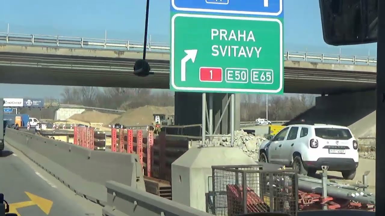 Budování dálniční křižovatky  D1 a D2  pohledem z dálnice.