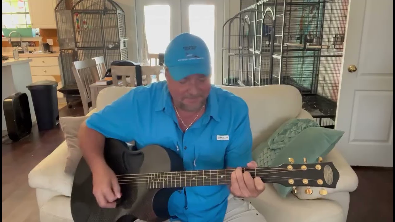 Попытка исполнить мелодию «Величайший американский герой» на акустической гитаре.