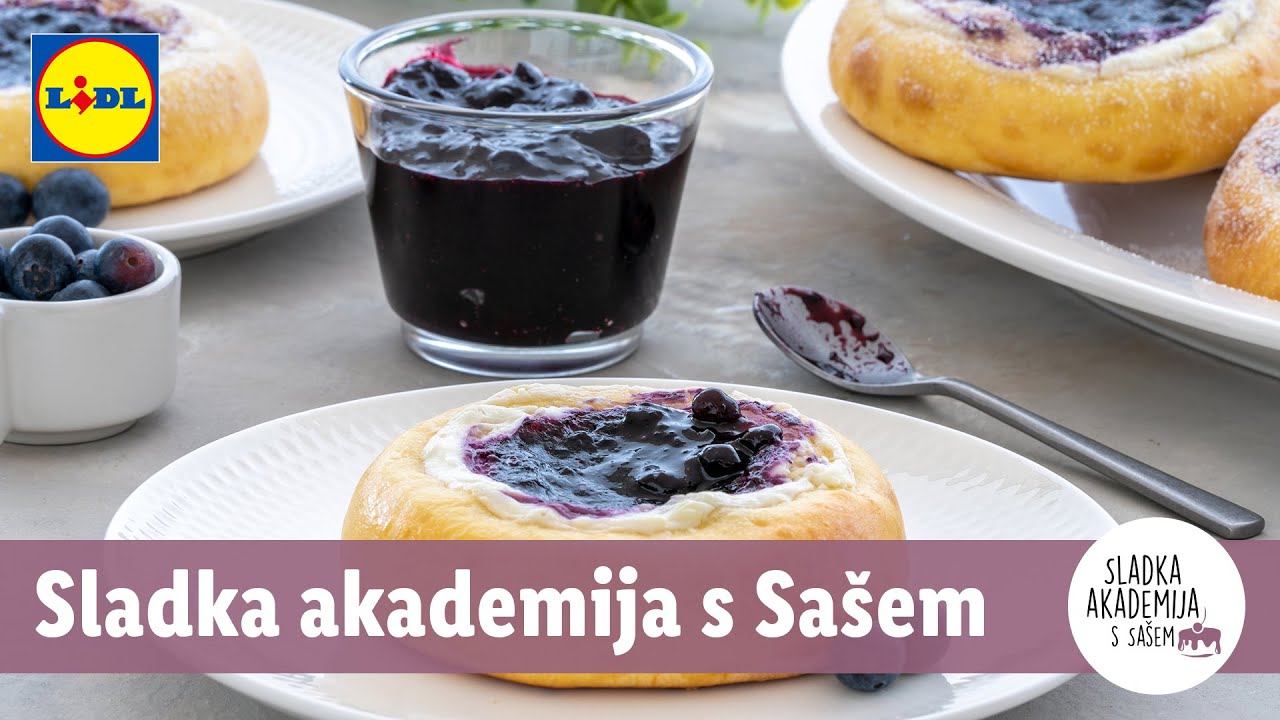Sladka akademija s Sašem: Mehke pite s skuto in borovnicami