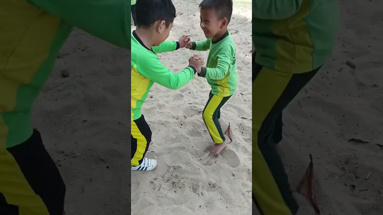 Bermain di Pantai Bersama Teman2