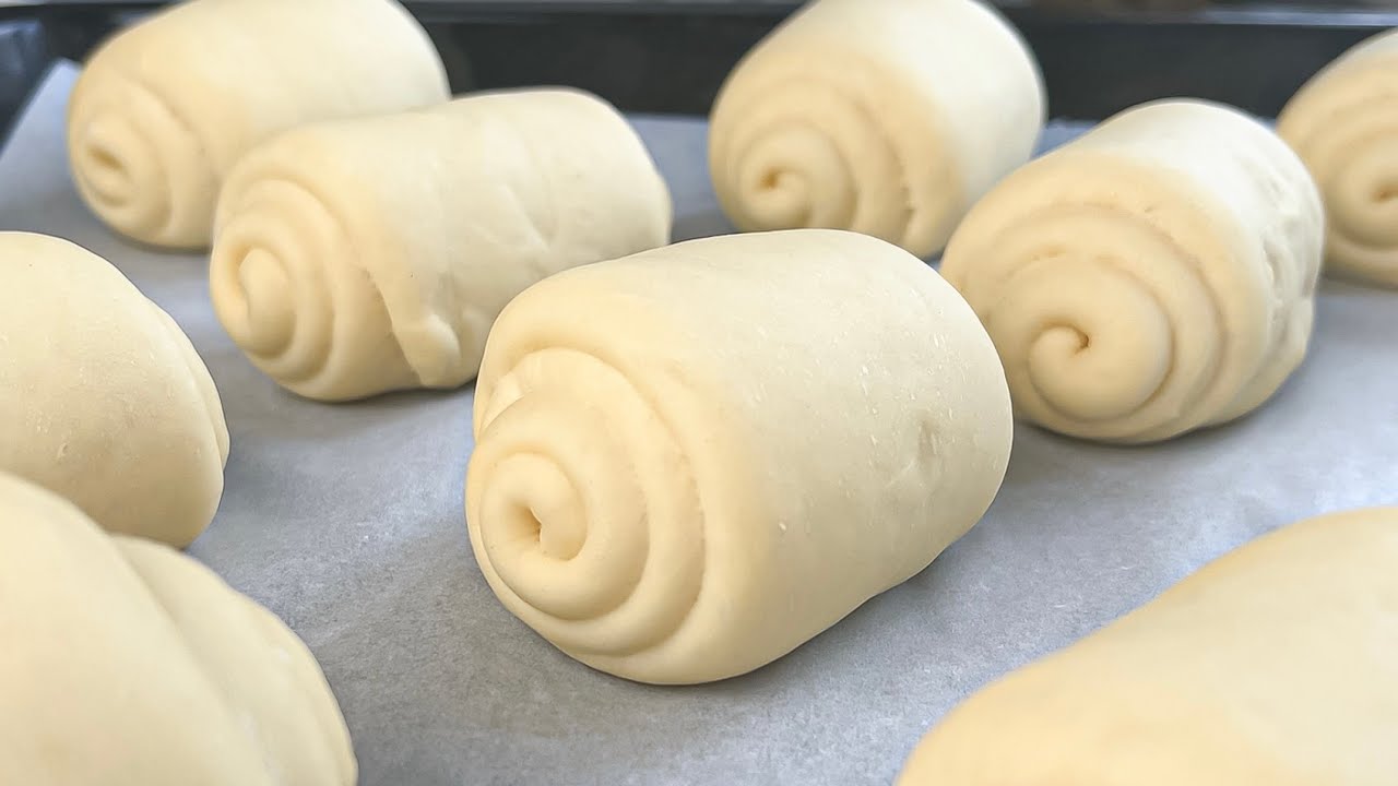 If you have flour and an egg, make this delicious rolls! Super fluffy and delicious