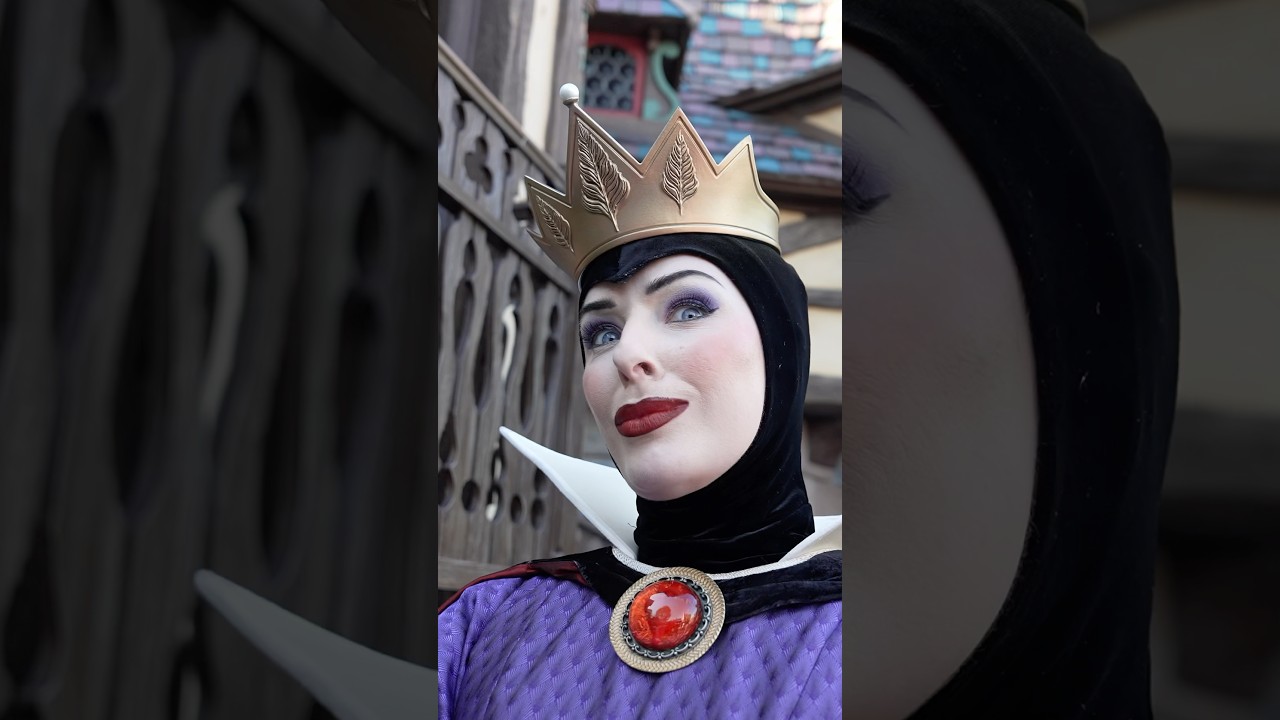 Злая Королева ИЗДЕВАЕТСЯ над Малефисентой в Диснейленде! 🏰✨ #диснейленд #малефисента #злаякоролева
