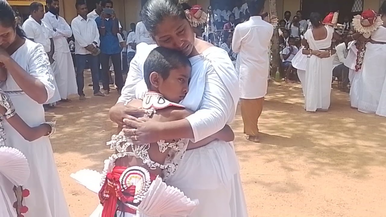 අම්මගේ කිරිවල ආරම්බයෙන් ලැබුන හයිය එක්ක එදා හිස වෙස් තැබූ දරුවන්ගේ මව් ගුණ වන්දනාව