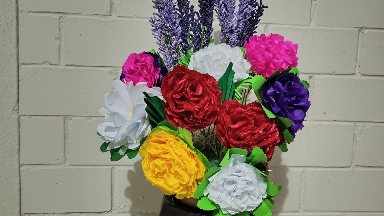 Cómo hacer un adorno de flor con papel china