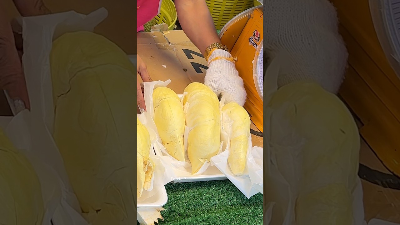 Amazing! Thai Lady Selling Fresh Durian - Fruit Cutting Skills