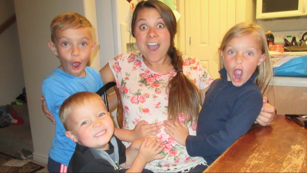 👶KIDS FEEL BABY KICK FOR THE FIRST TIME! 👦👧