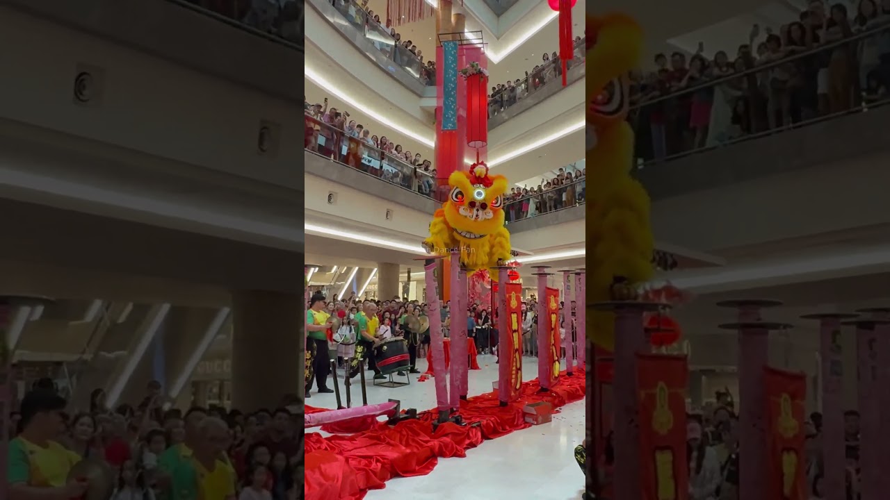 2026 CNY The Gardens Mall Acrobatic Lion Dance - Khuan Loke's Amazing Leap Over Fallen Poles