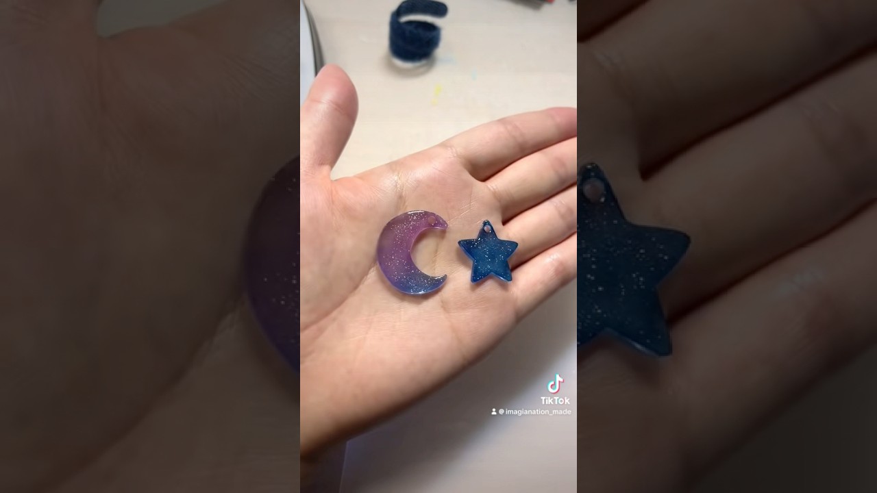 DIY shrink plastic star and moon charms #diycraft #diy #shrinkplastic #shrinkydinks #diycharm #arts