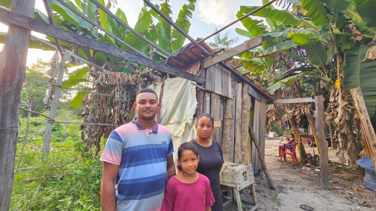 FAMÍLIA VIVE ISOLADA EM UM BARRACO E PEDE AJUDA💔