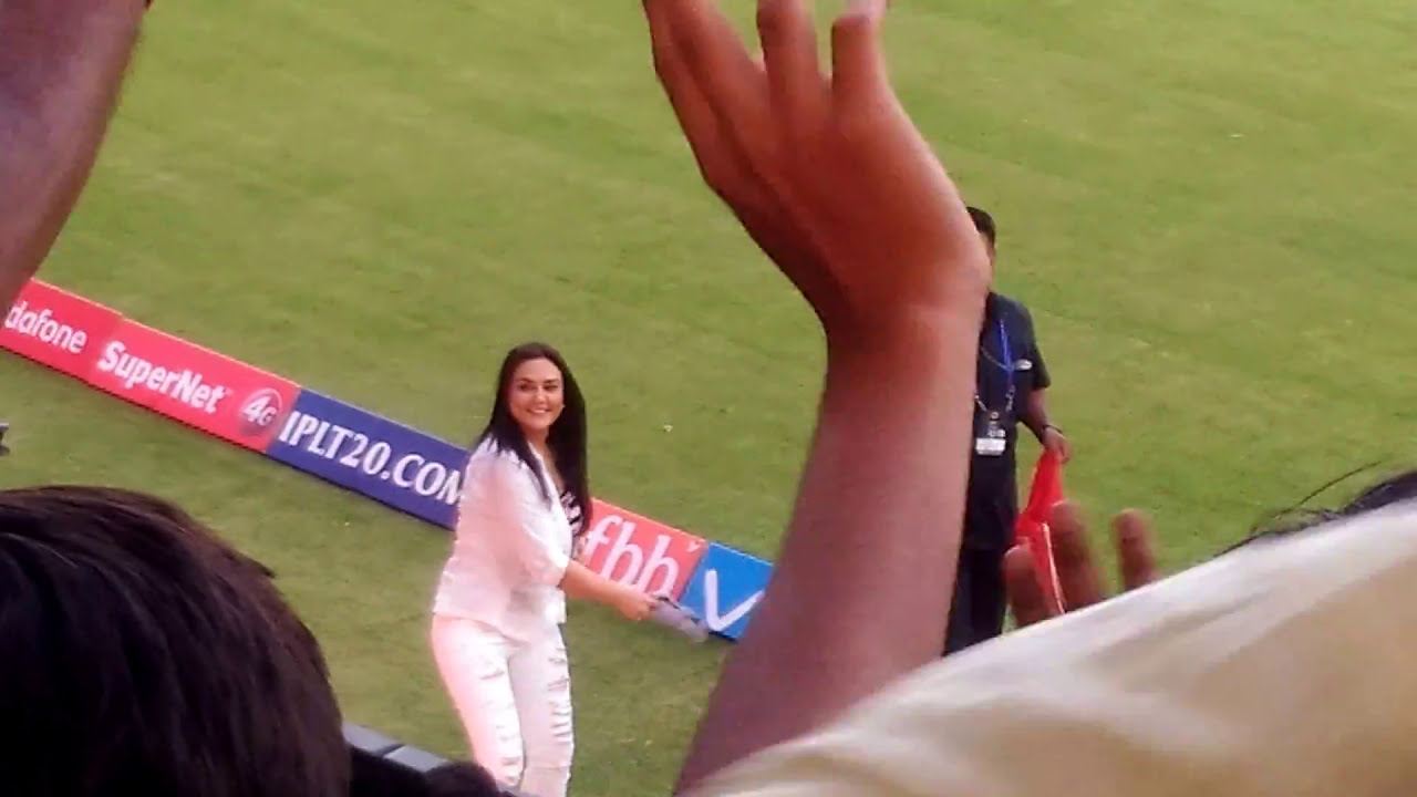 Preity Zinta throwing merchandise at viewers at Holkar Stadium Indore
