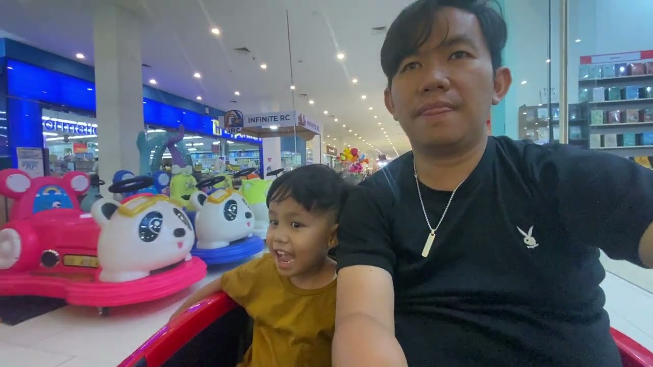Ken dan papah naik mobilan di hypermart sampit