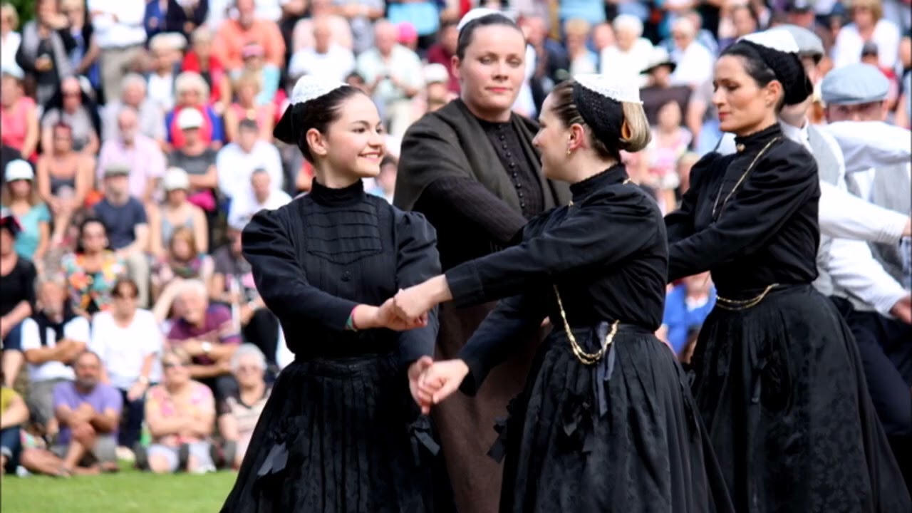 Cercle celtique de M&ucirc;r-de-Bretagne a la fete de la crepe a gourin