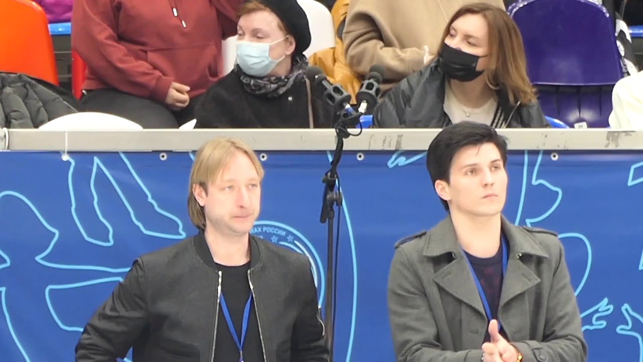 Алёна Косторная перед КП с тренерами Сергеем Розановым и Евгением Плющенко. Финал Кубка России 27/02