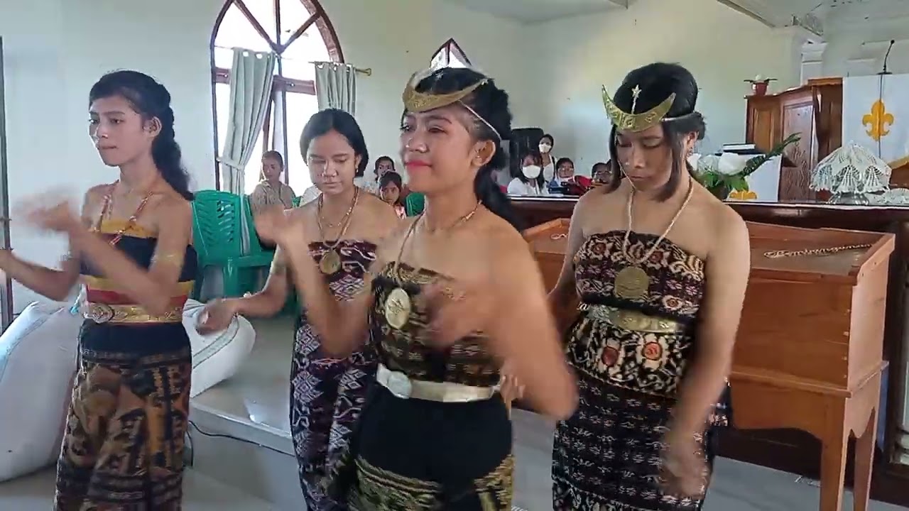 TARIAN INJIL FLOBAMORA OLEH PAR JEMAAT PULAU PATMOS TULAIKA DALAM PENYAMBUTAN PELAYAN