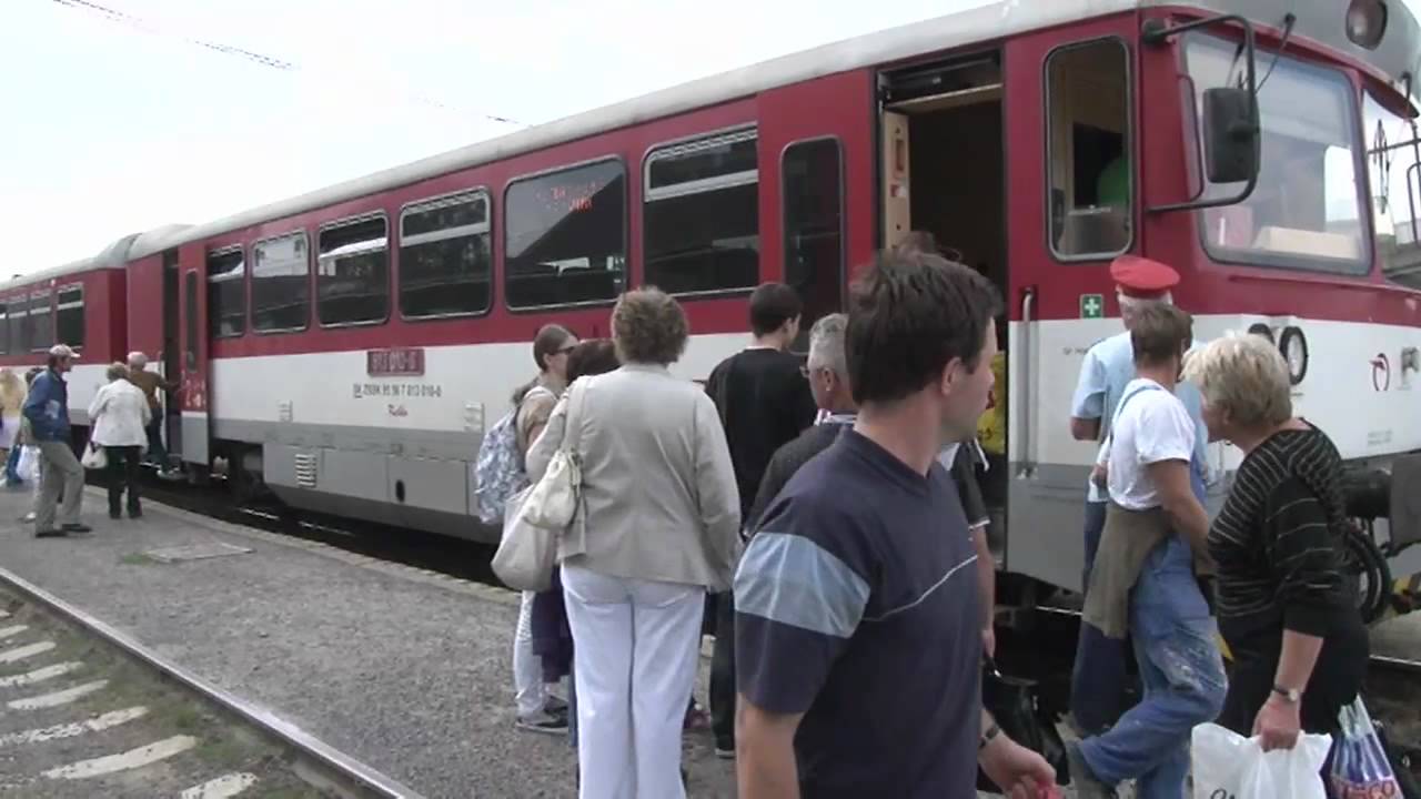 Vlak na trati Prievidza -- Nitrianske Pravno končí