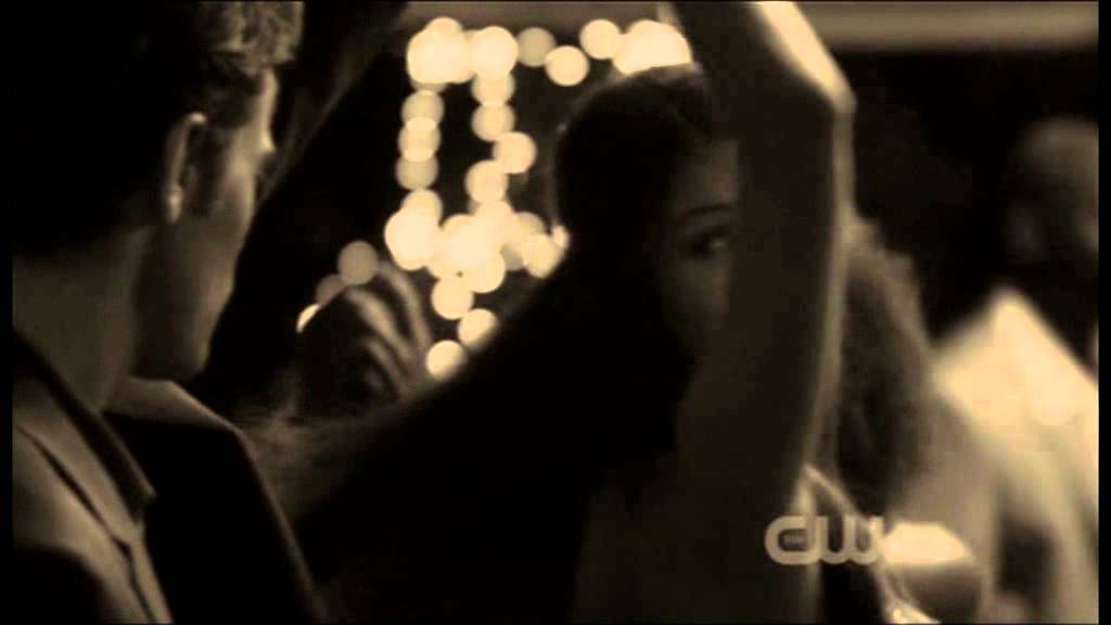 ELENA E DAMON - L'AMORE NON MI BASTA -