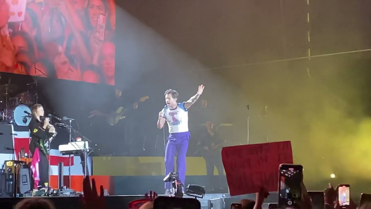 Harry Styles sings the Banana Song 👀🤣🍌 (Full version)