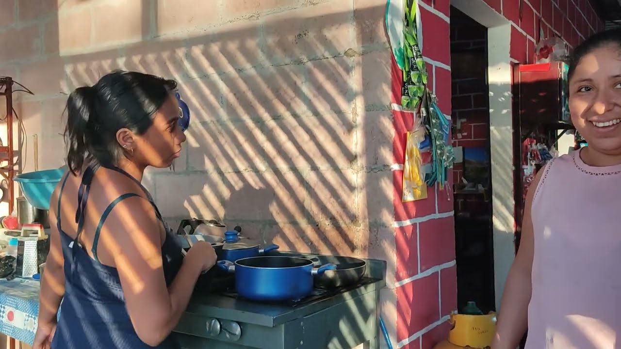 More esta muy feliz y nos cuenta la razón, cocinando la cena navideña 
