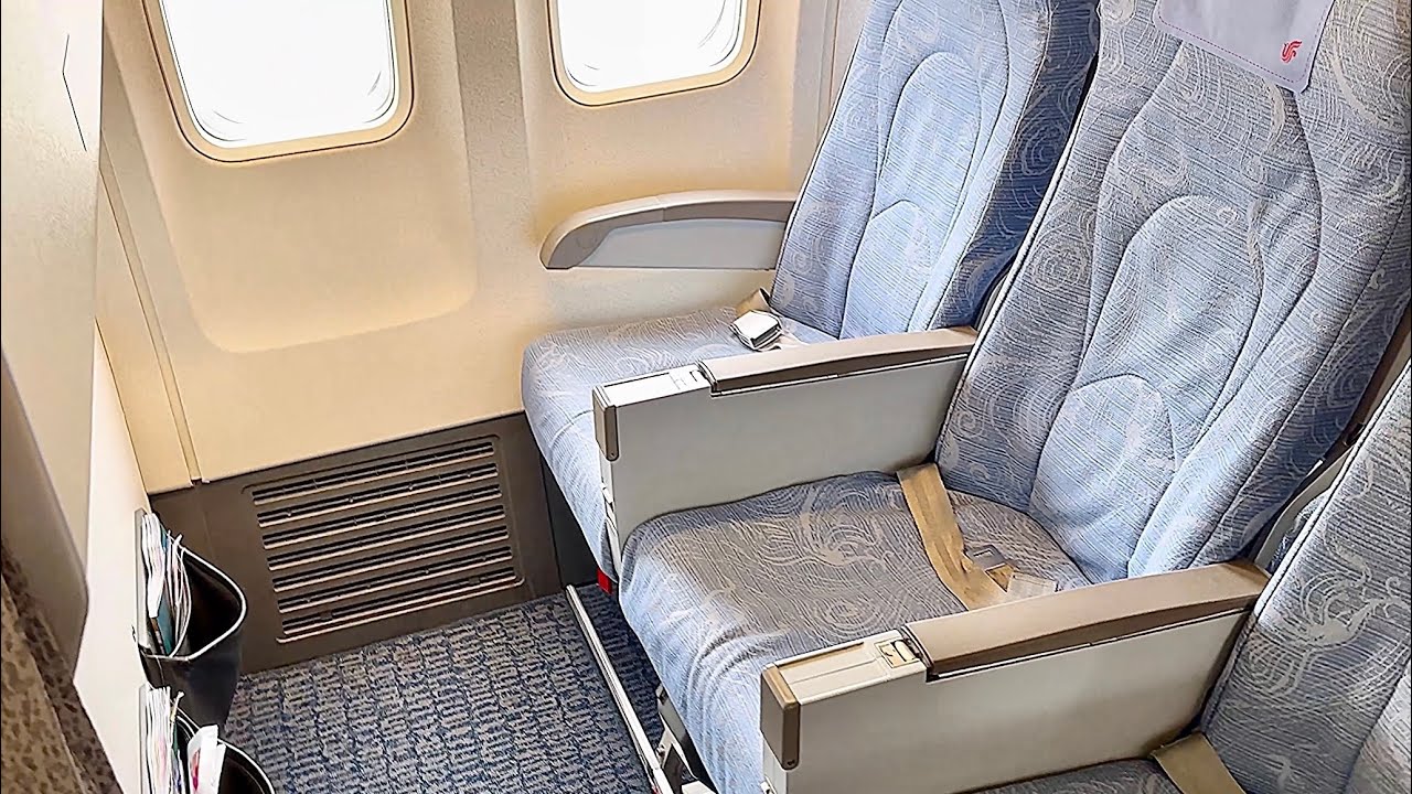 FLY AIR CHINA Economy Class Front Row SEAT Review CA420 Boeing B737-800/8 From Hong Kong ChongQing