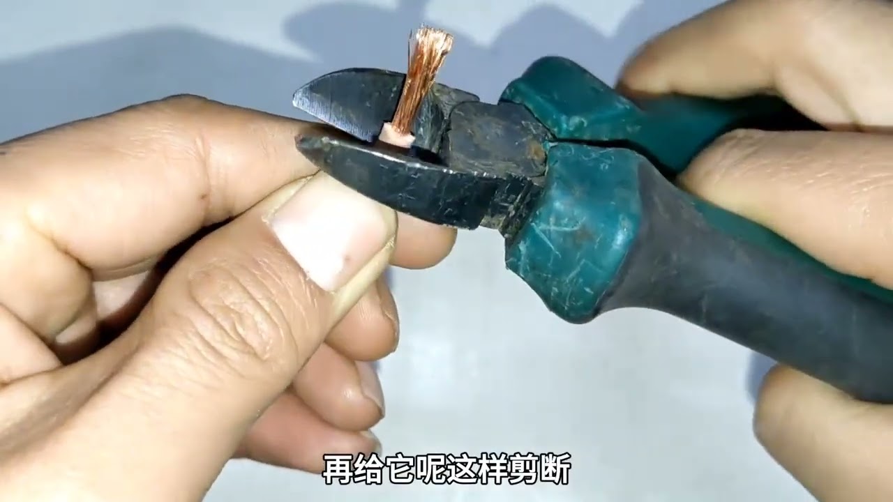 在电线上穿线鼻子时，总有几根电线穿不进去怎么办？教你个好方法 #电工知识 #零基础学电工 #穿线鼻子 #技术分享 #生活妙招分享