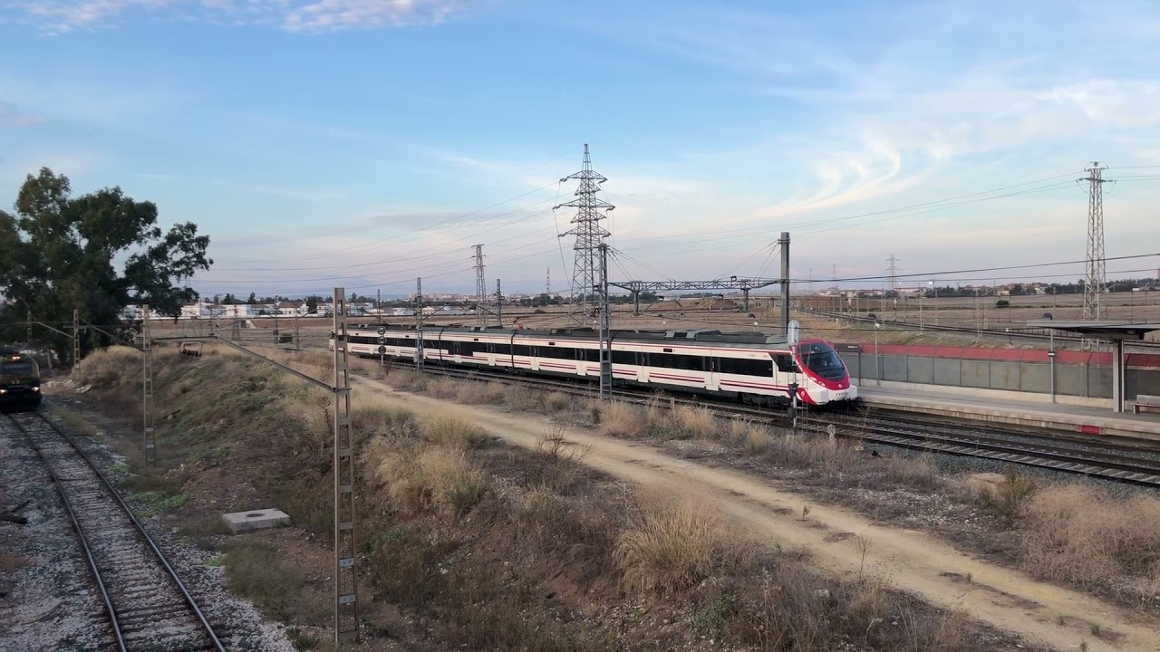 Trenes en el Apeadero de Jardines de Hércules. Sevilla.