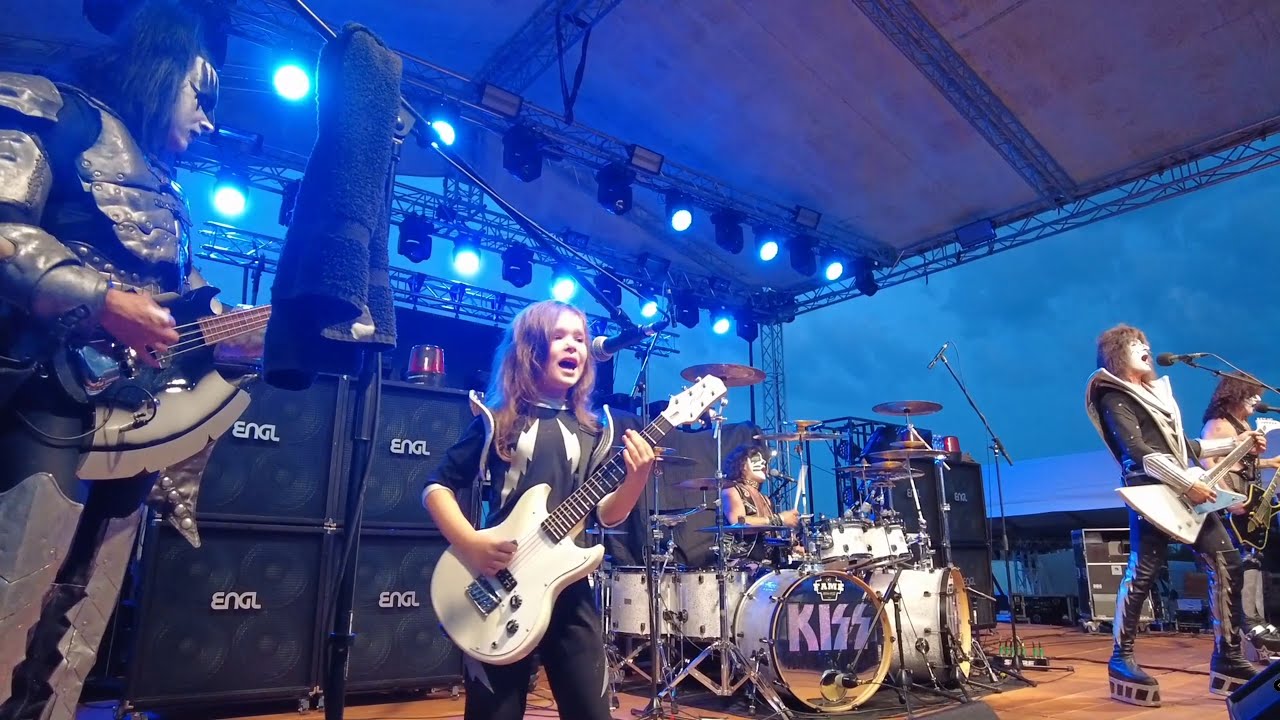 Xena Morgana plays KISS Lick it up live on stage 06/2022