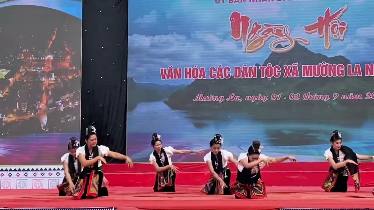 02/9 các đội múa tổ chức ở xã mường la