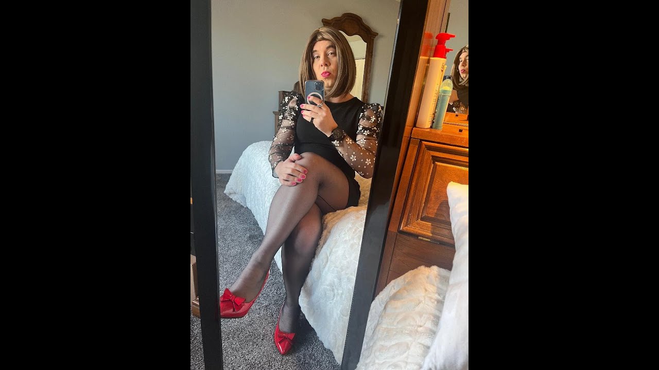 Crossdresser Kayla - Lbd, seamed pantyhose, & red heels