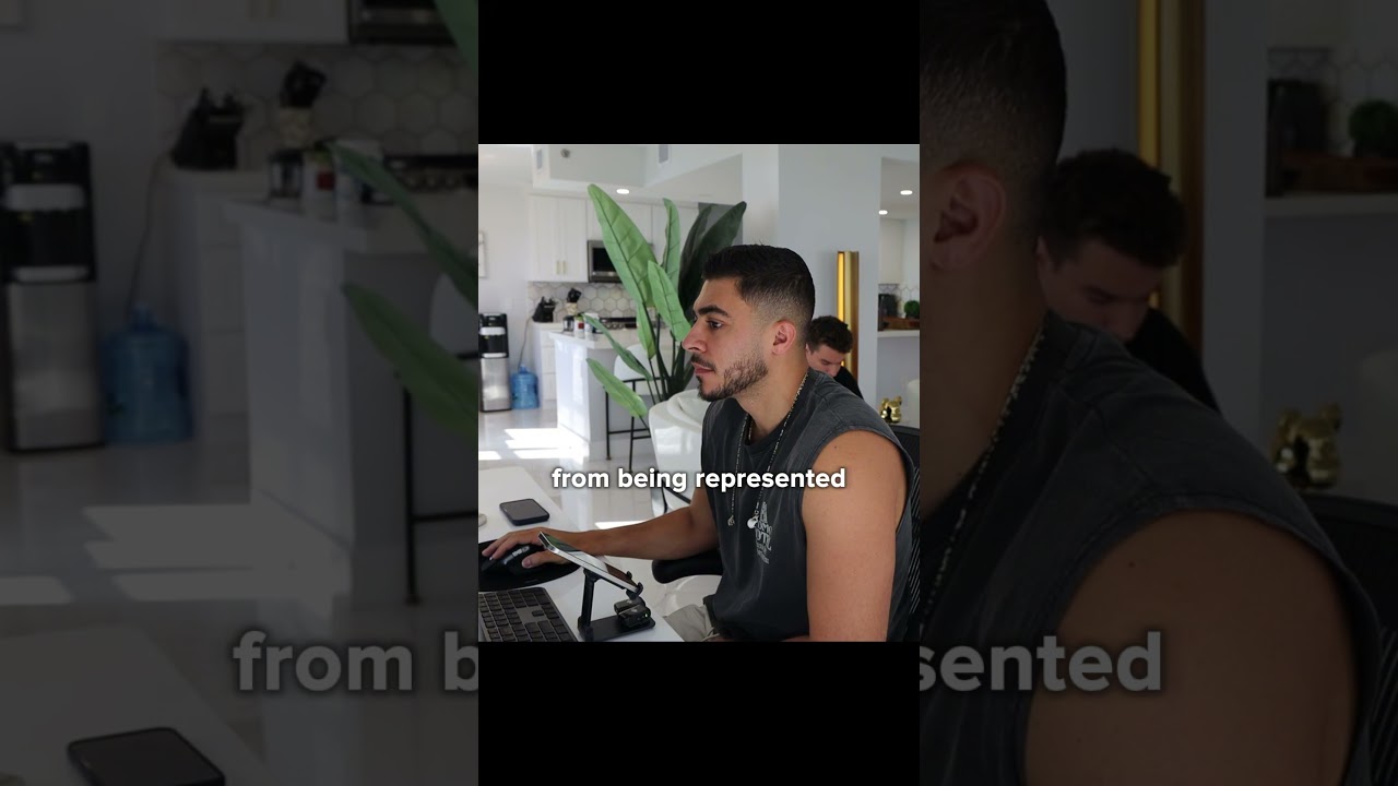 Иногда дверь технически закрыта, но продавец уже выглядывает в окно. 😉