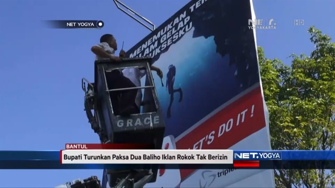 NET YOGYA - Bupati Turunkan Dua Baliho Rokok
