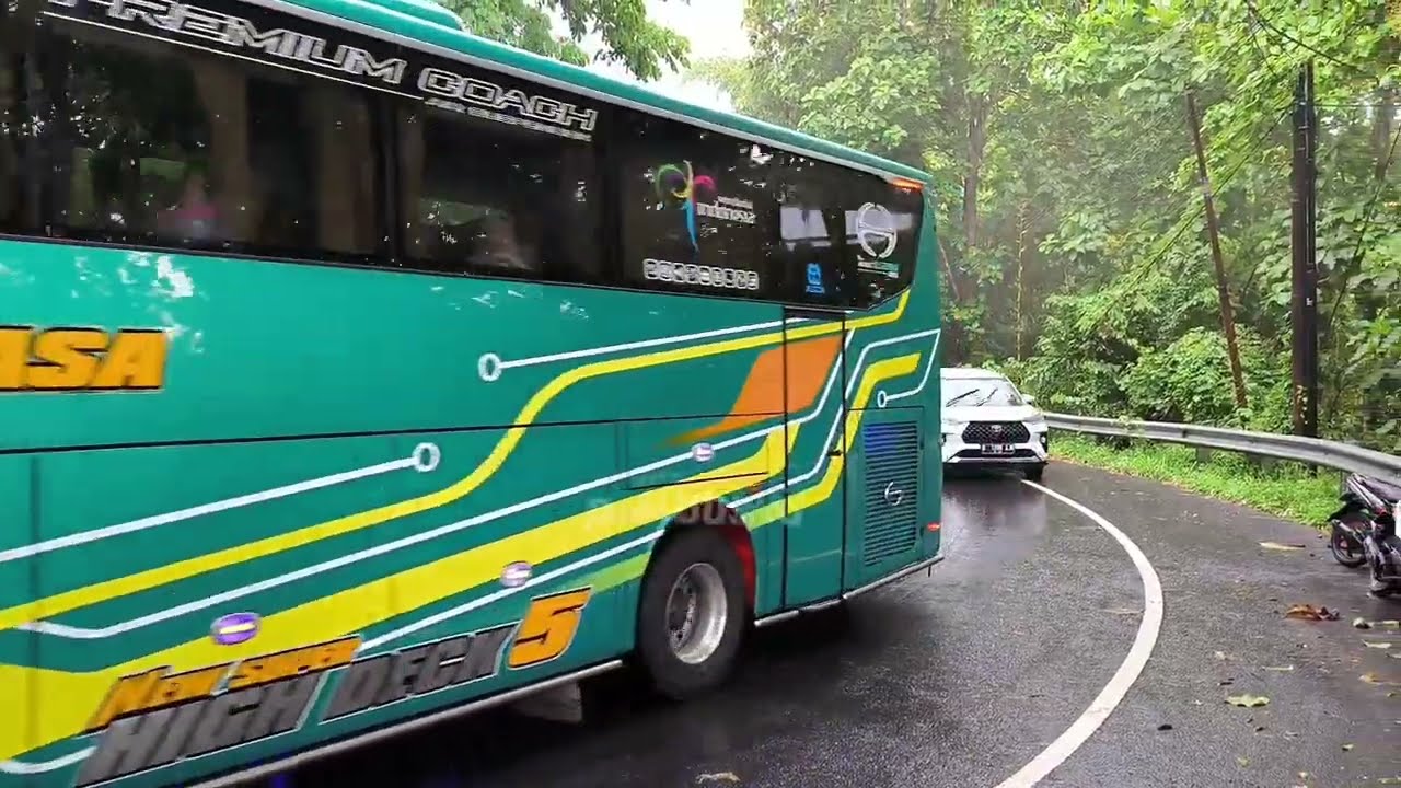 Mobil bus telolet hujan hujanan pake jas ujan