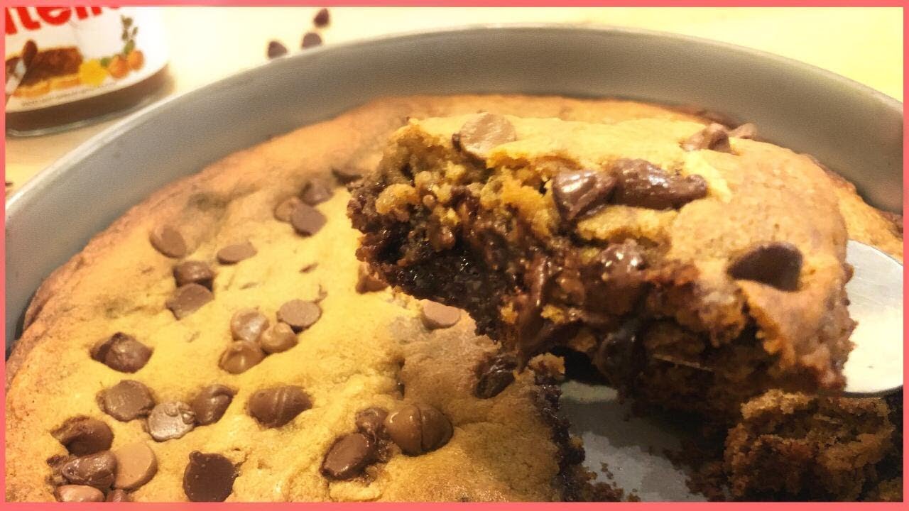 EGGLESS skillet cookie | NUTELLA stuffed deep dish chocolate chip cookie (eggless nutella pizookie)