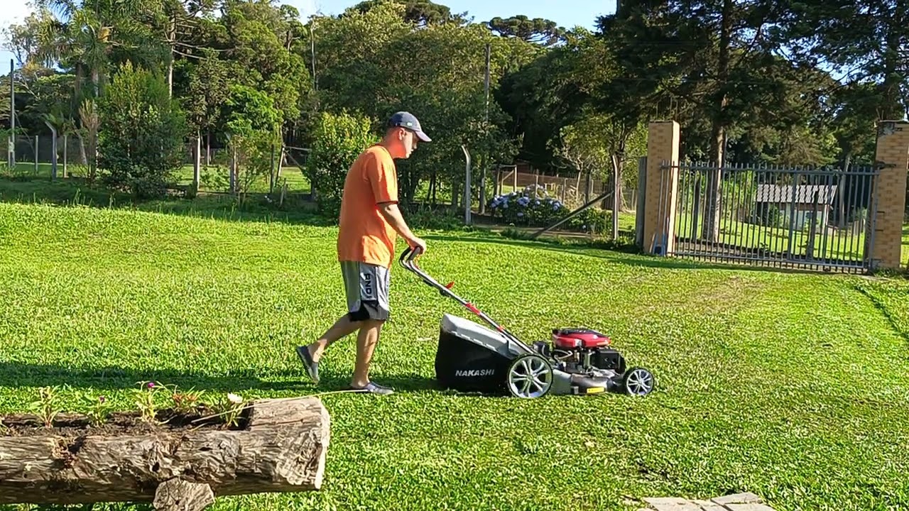 Cortador de grama Nakashi LR225TE traçado e com partida elétrica.