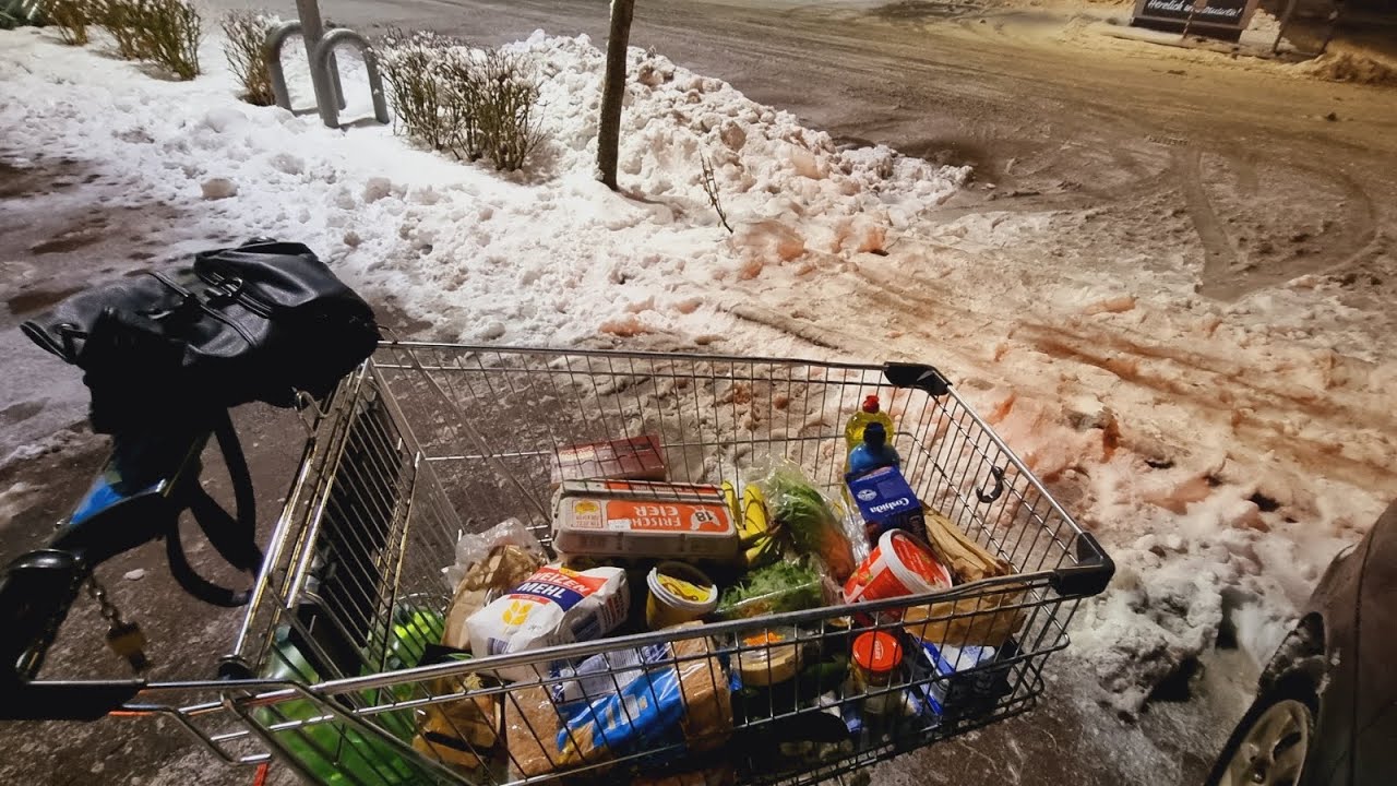 تسوق ليلي تحت عاصفة ثلجية ورياح شديدة❄️🥶عروضات الأسبوع بالأسعار 💶