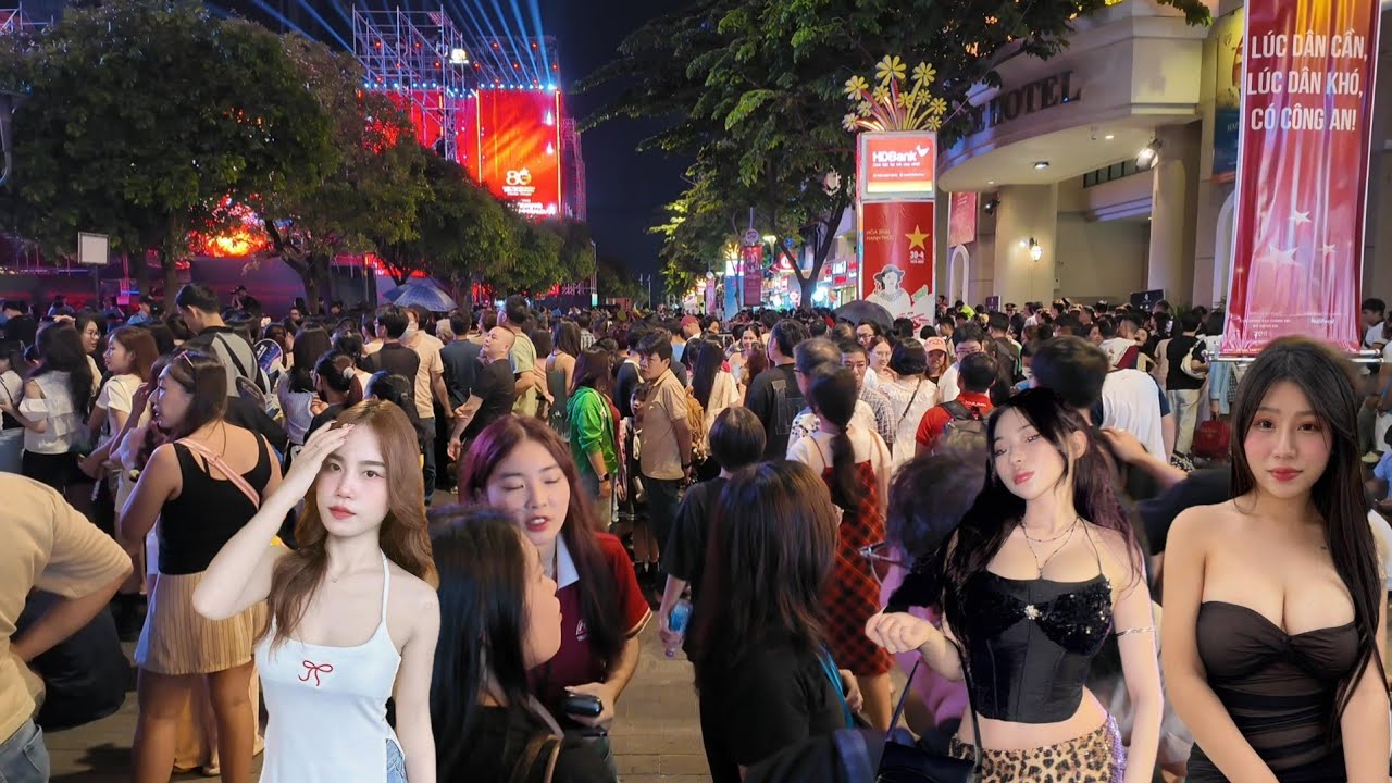 BIỂN NGƯỜI ĐỔ VỀ PHỐ ĐI BỘ NGUYỄN HUỆ CUỐI TUẦN | CRAZY NIGHT WALK TOUR IN HO CHI MINH CITY 2025