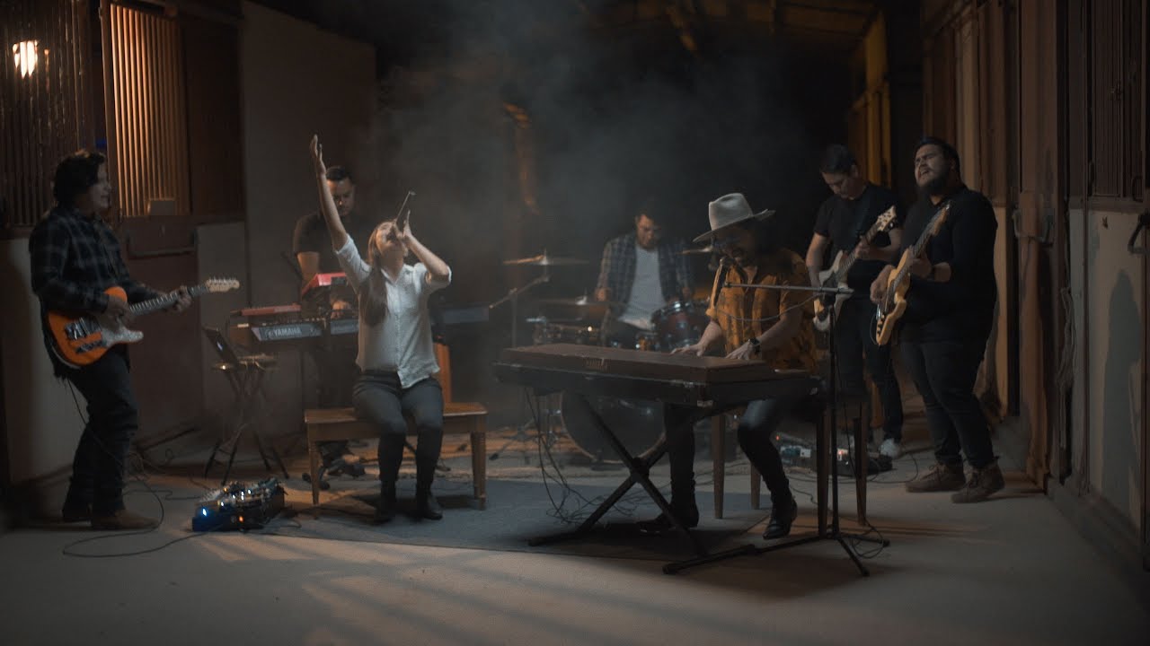 VICTOR FLORES - (ft.Lluvia Flores) MEDLEY-Tu Eres Digno/Aleluya