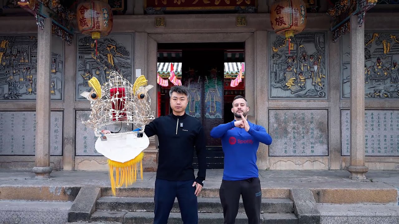 带小马哥体验中国舞狮，他跟我说，原来台上一分钟，台下要十年功
