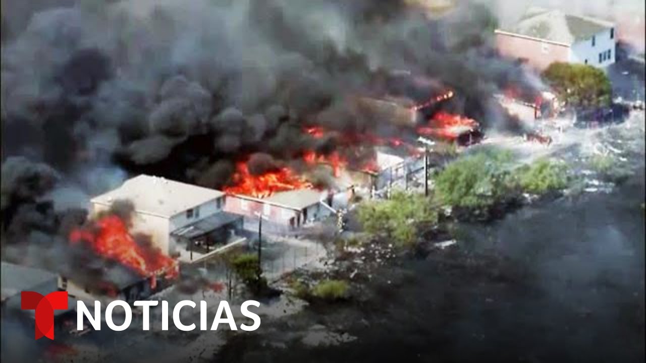 Un incendio de arbustos consume varias casas en Balch Springs, Texas