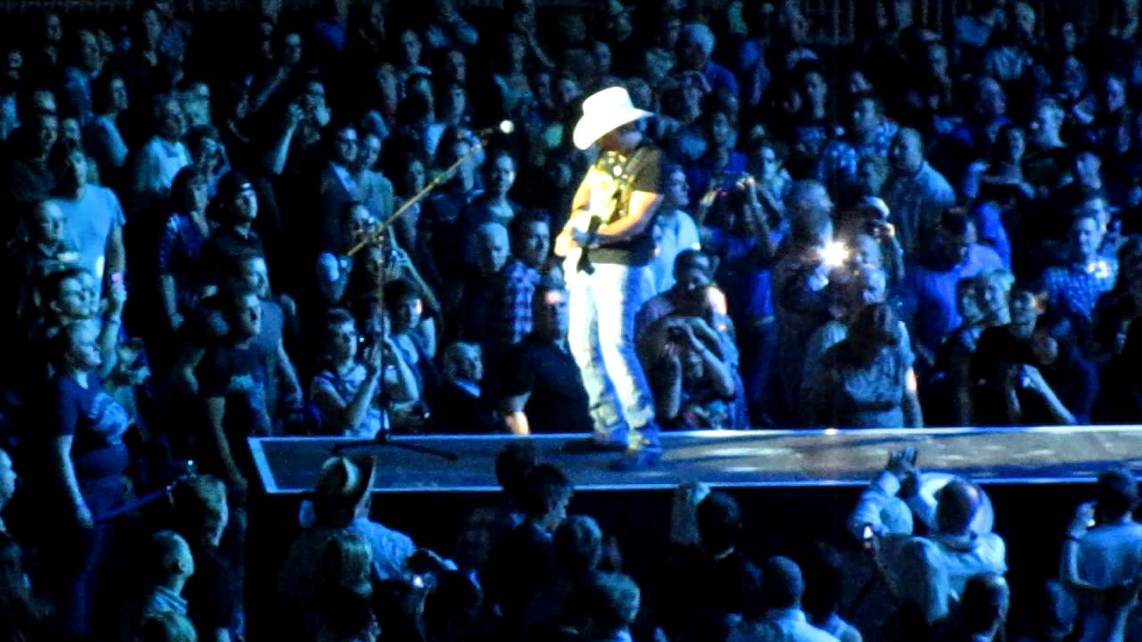 Brad Paisley - Waiting on a woman/When I get where I'm going - O2 Arena - 17/8/11