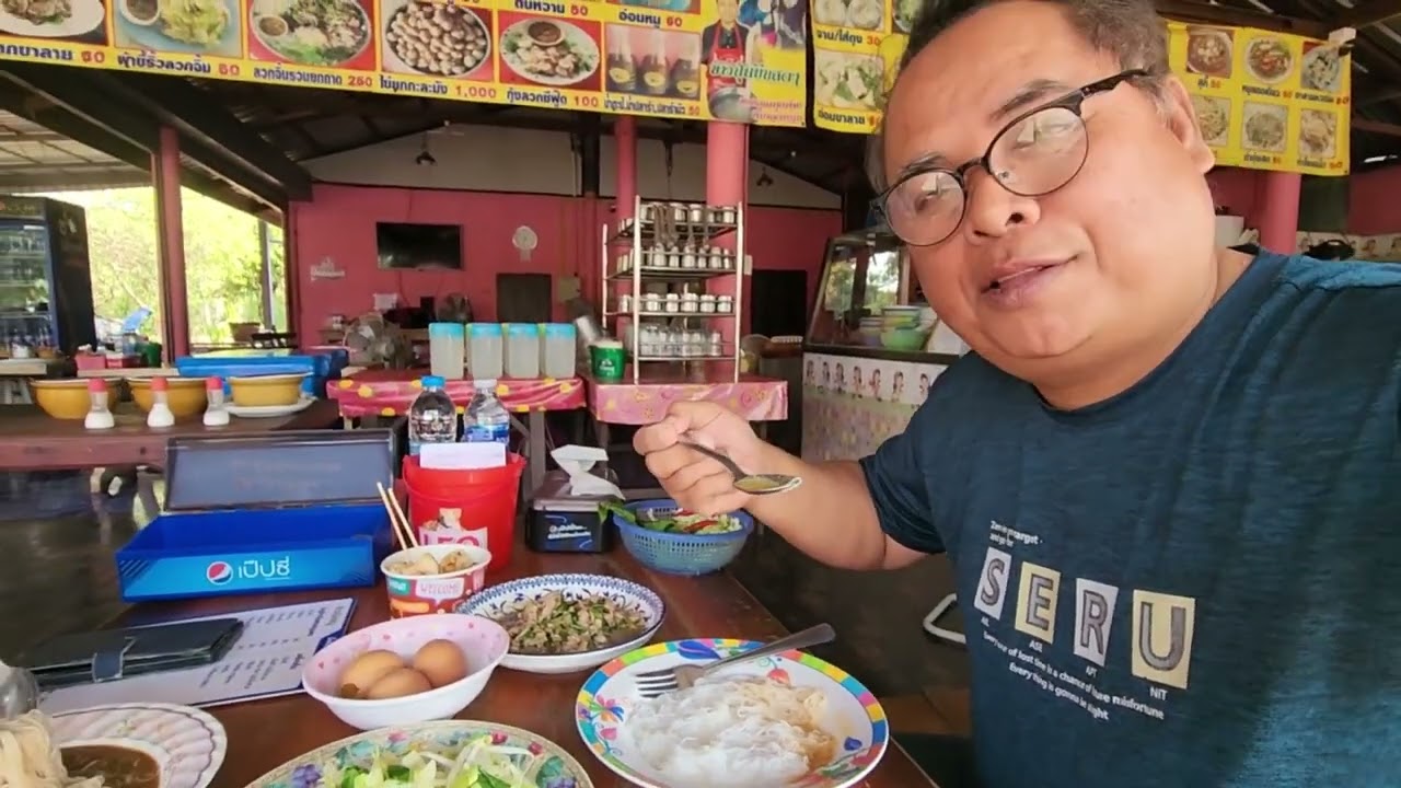 ร้านข้าวปุ้นสดเรณู ม.เกษตร จังหวัดสกลนคร คนแถวนี้ชอบ มีน้ำตกด้วย