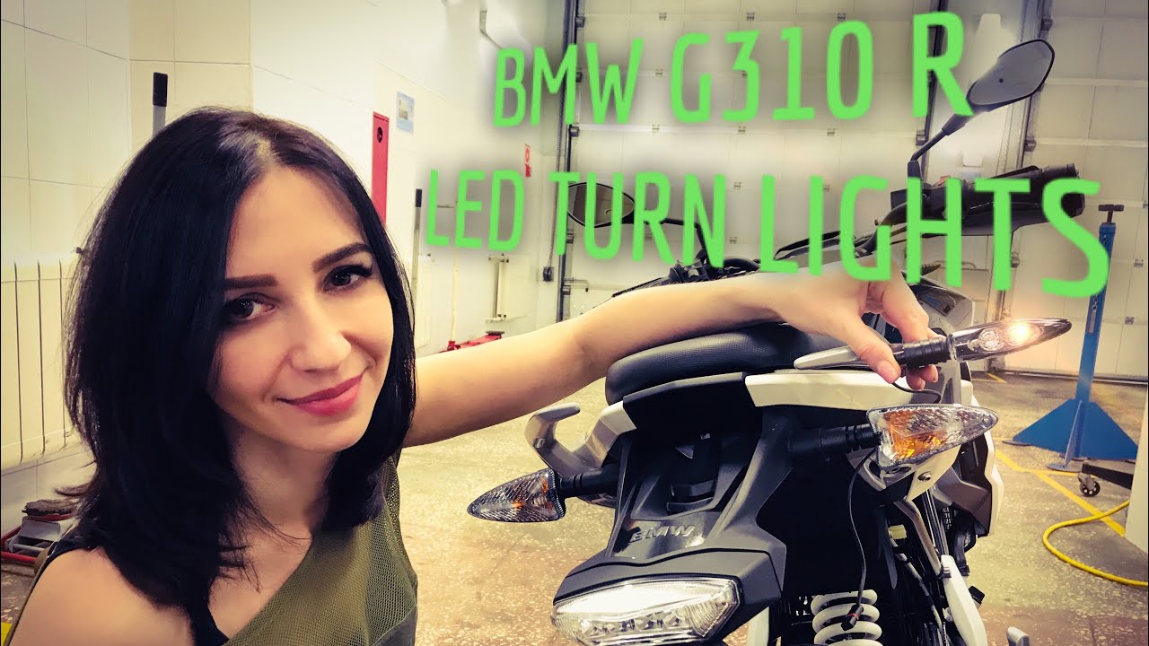 BMW G310R LED turn lights installation. Girl serves a motorcycle herself. Диодные поворотники G310R.