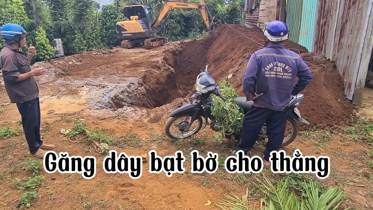 Chẩn đầu vào cho hồ lót bạt, cuối video mới đẹp.