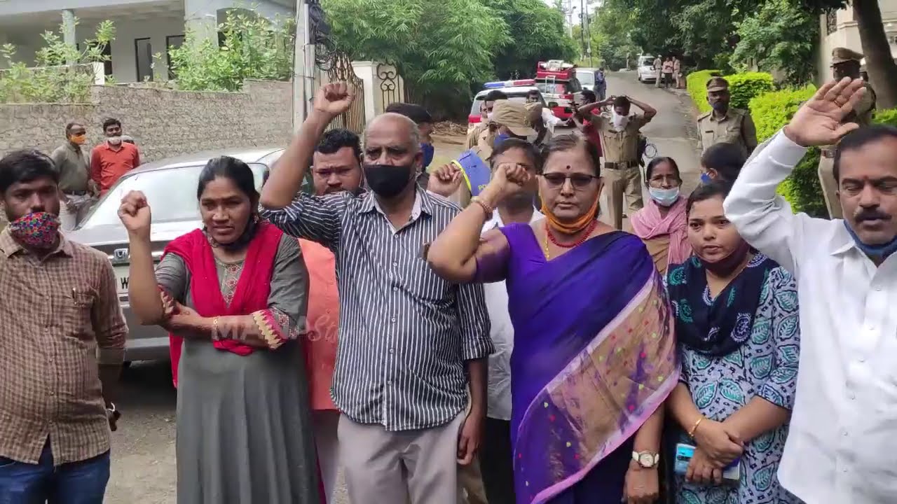 Disha Family Members Protest @ Ram Gopal Varma Office | Manastars