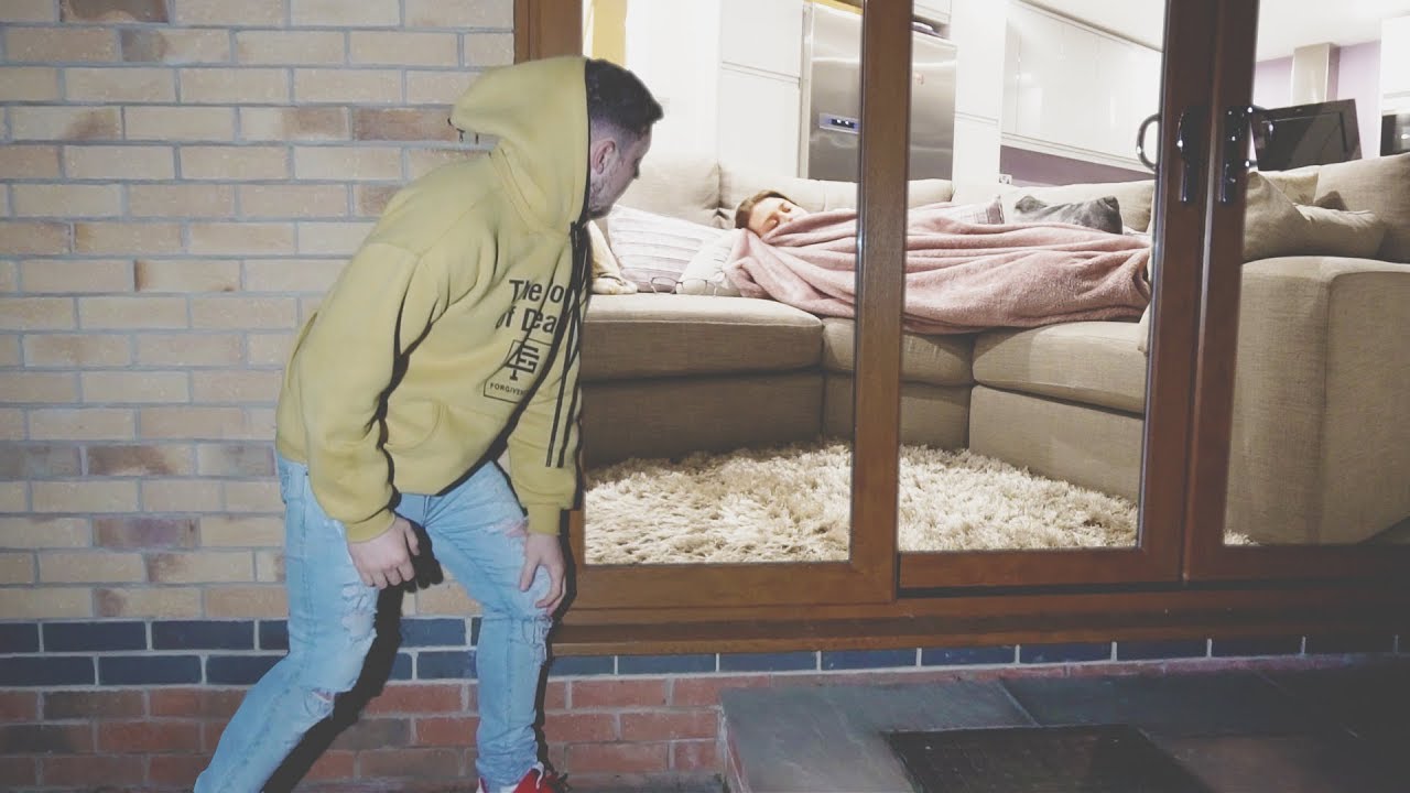 I Spent the Night in My Own House & Nobody Knew (Sleep at Home Challenge)