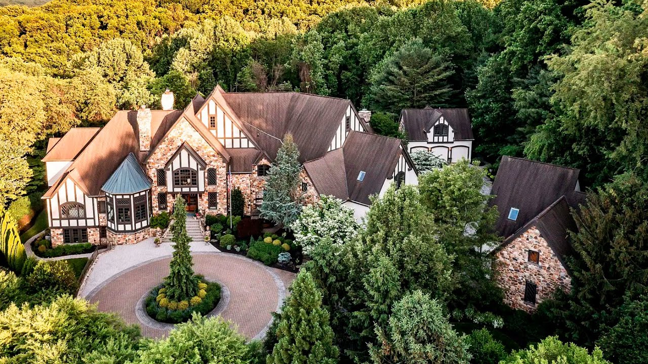 Luxurious expensive mansion in the Delaware Valley in Pennsylvania worth $4,200,000.